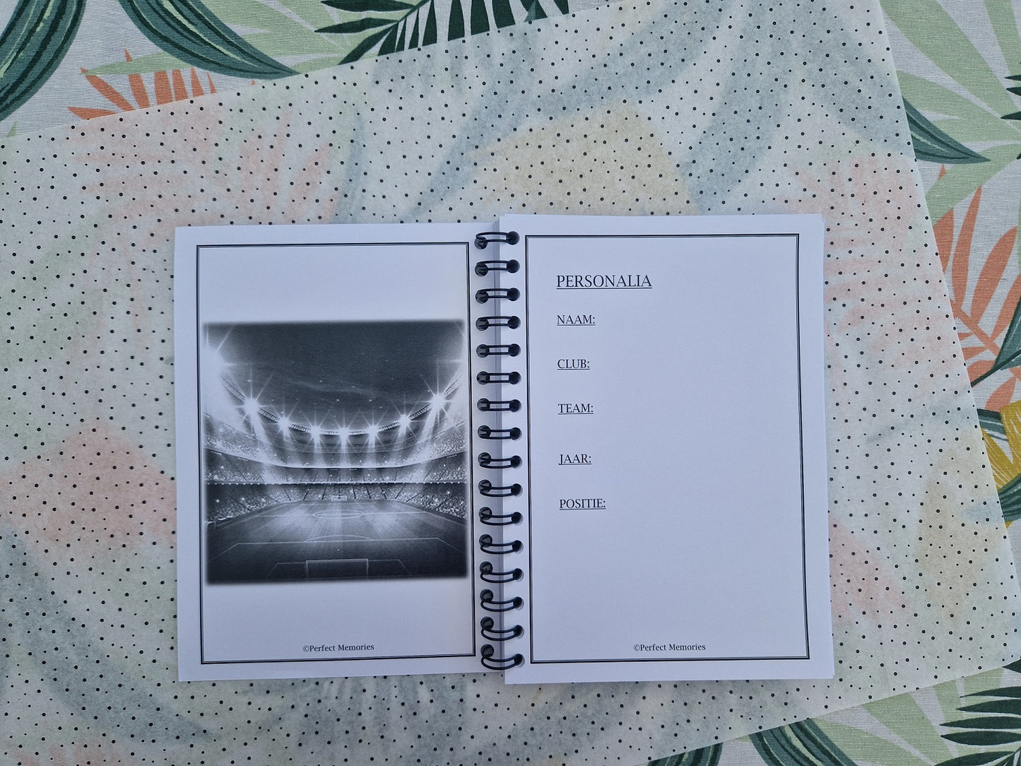 Voetbalboek | Voetbal invulboek | Scores bijhouden | Voetballiefhebbers | Zwart-wit | A5 formaat