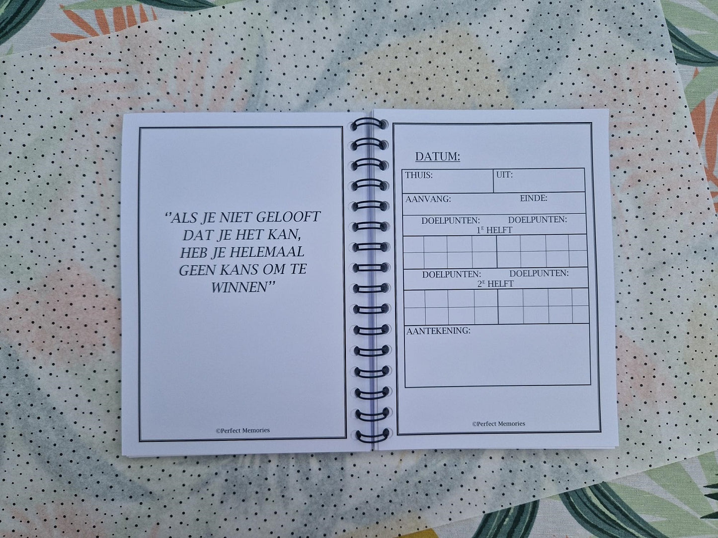 Voetbalboek | Voetbal invulboek | Scores bijhouden | Voetballiefhebbers | Zwart-wit | A5 formaat