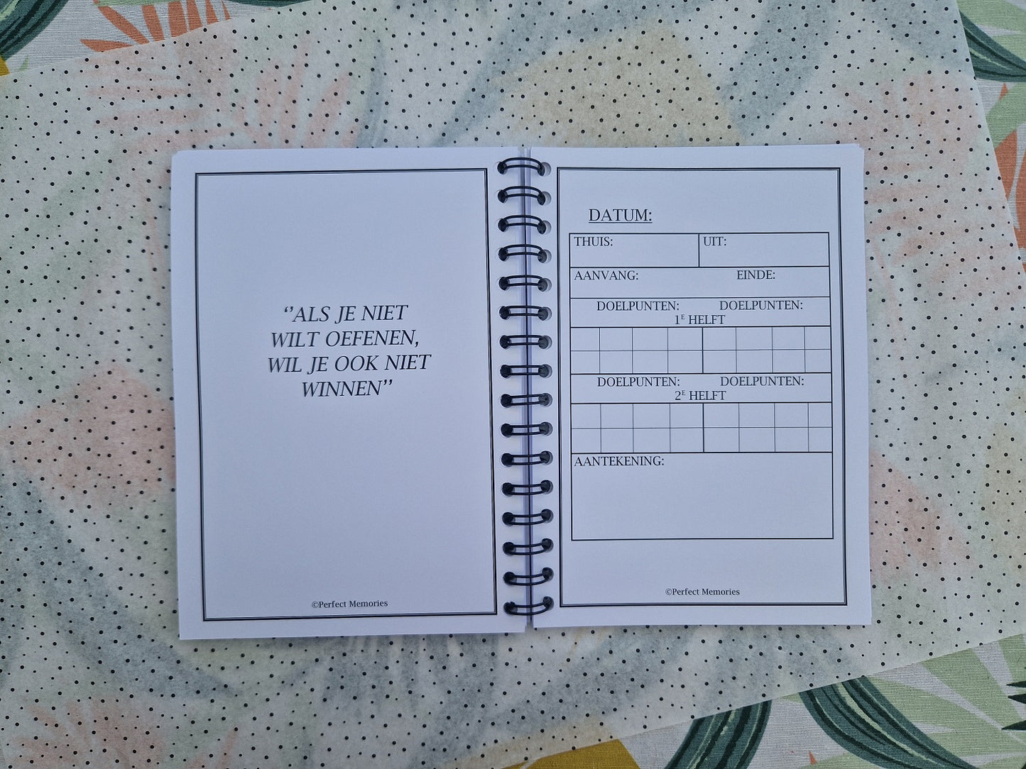 Voetbalboek | Voetbal invulboek | Scores bijhouden | Voetballiefhebbers | Zwart-wit | A5 formaat