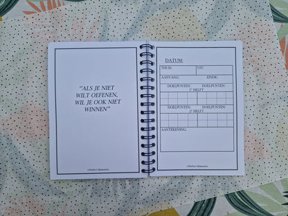 Voetbalboek | Voetbal invulboek | Scores bijhouden | Voetballiefhebbers | Zwart-wit | A5 formaat